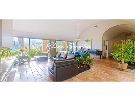 villa d'architecte sur beau terrain arboré de près de 9000 m²!