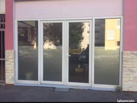 à louer  local commercial idéalement situé  parfaitement adapté pour une activité de resta