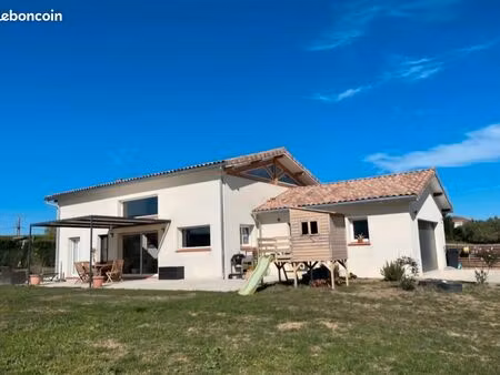 maison t4 de 138m² - pièce de vie 62m² - dpe a - terrain 2032m²