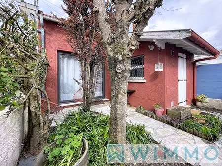 soutia: maison meublée en pierre avec extérieur et chai.