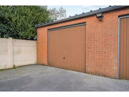 garage situé dans le centre de dour