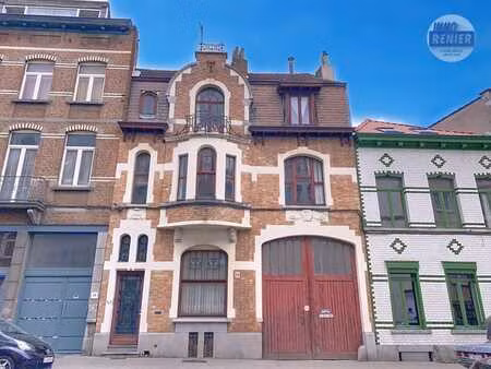 immeuble mixte avec porte cochère et grand hangar à vendre