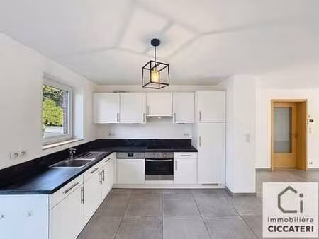 appartement 2 chambres avec terrasse et parking à neuville