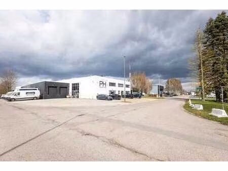 entrepôt 1.900 m² & bureaux 250 m² | 25 parkings | 6 quais