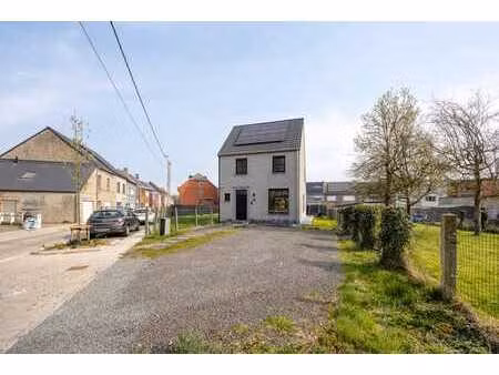 maison récente et élégante avec jardin agréable et parking