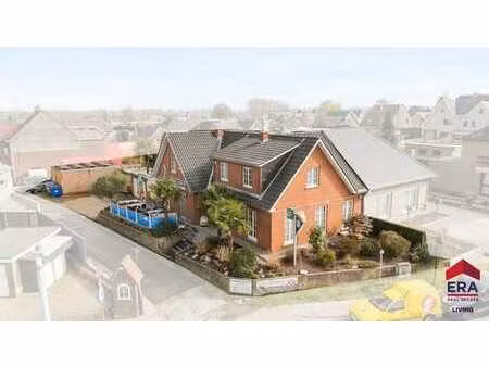 commerce avec habitation (408 m²) à burst