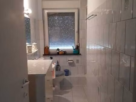 maison située dans un environnement calme et paisible.