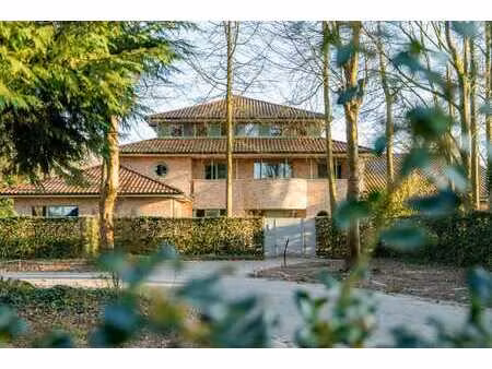 villa somptueuse avec piscine intérieure sur un domaine de