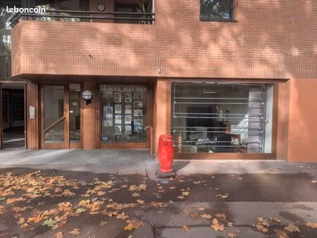 local professionnel avec vitrines