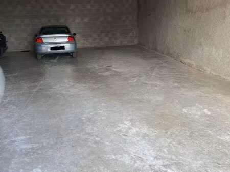 loue dans bâtiment emplacement