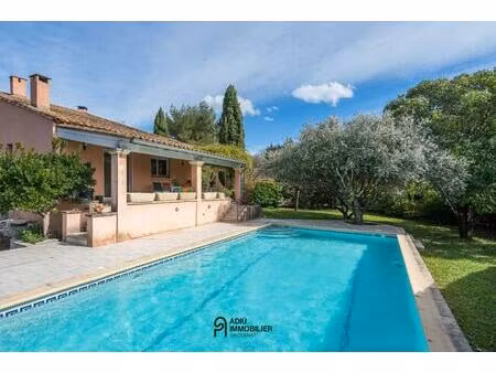 elégante villa de plain-pied rénovée avec piscine et beaux volumes à 8 km d’uzè