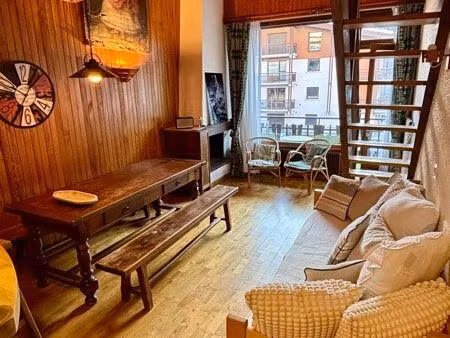 2/3 pièces sur la place du village