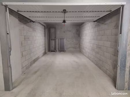 grand box fermé – résidence récente – les gets