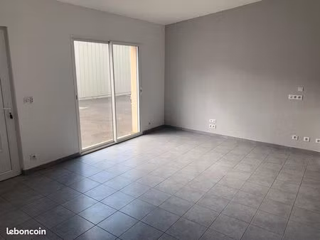 t2 lumineux avec cour sécurisée et place de parking privée