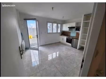 local 24 m2 avec cuisine et terrasse