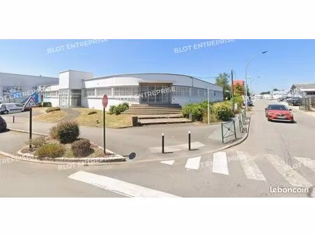 local d'activité 970 m²
