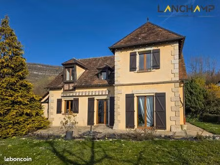 propriété 4 pièces 136 m²