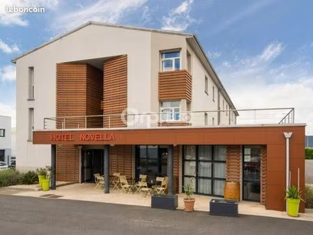 local hôtel 2 400 m²