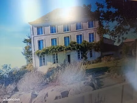 grande maison de caractère  proche commerces  axe poitiers /ruffec