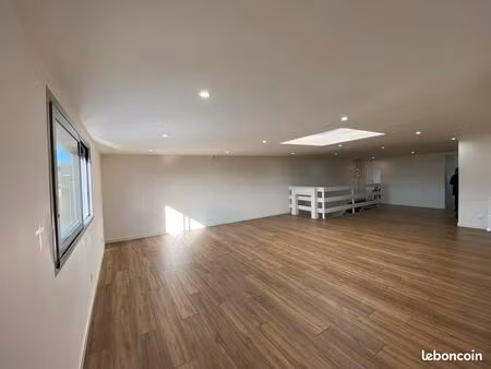 bureau 85 m² à pringy avec parking