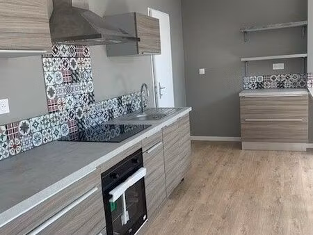 appartement t3  rénové  centre-ville vivonne 590 hors charges  libre à partir du 20.04.26