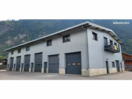 bureaux avec locaux stockages