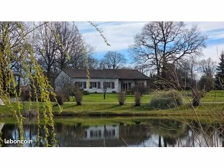 beau corps de ferme avec pavillon  dépendances  plan d'eau  bâtiments et terres agricoles
