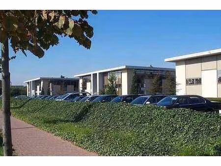 bureau prêt à l'emploi à louer dans le parc d'activités lat