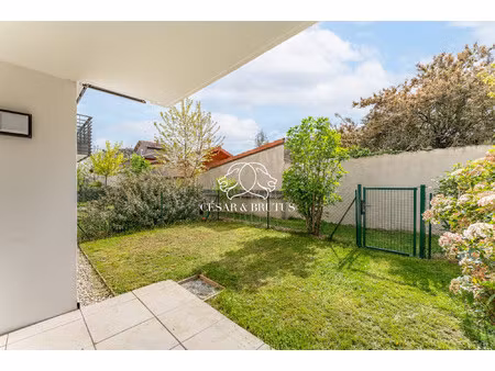 t2 en rez de jardin dans résidence récente