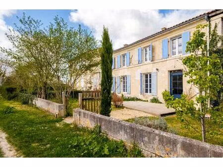 propriété de charme avec gîte  piscine et jardin paysagé