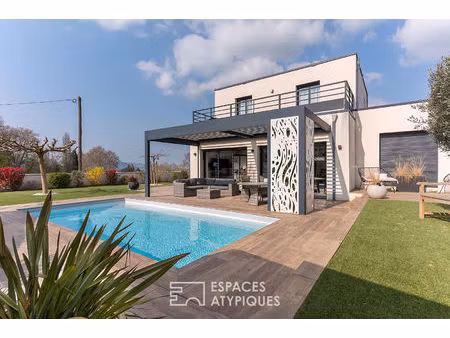 villa d'architecte avec piscine et vue sur l'ardèche