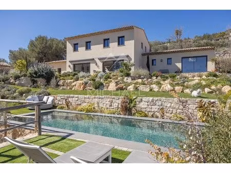 tourrettes-sur-loup : propriété provençale moderne ave vue panoramique sur la mer et les c