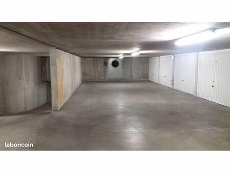 particulier  loue garage fermé  boulevard de provence dans résidence sécurisée