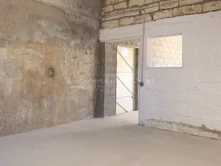 box d'environ 42m2 aux garrigues