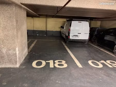 grande place de parking au sous sol