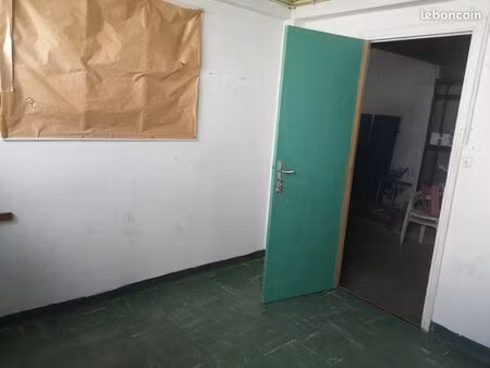 petit local de stockage fermé près de la gare d'auray