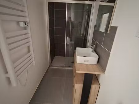 location studio refait à neuf non meublé