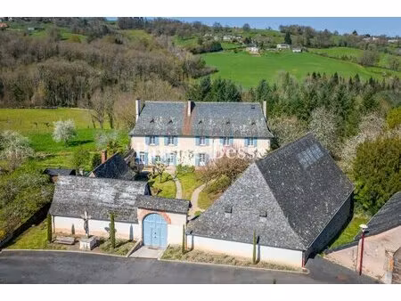 proche de pompadour  un manoir du 17e s. en coeur piéton de village totalement restauré ..