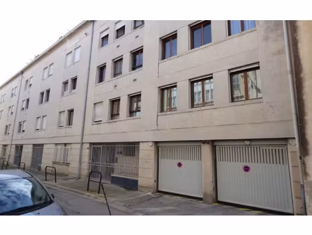location stationnement  m² t- à nîmes  102 €