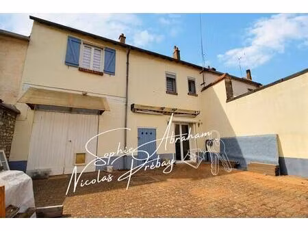 maison en pierres avec cour close de murs et dépendances