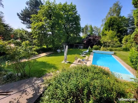 maison individuelle avec piscine sur un joli terrain arboré de 2262m2