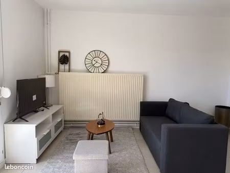 studio 32m2 loué meublé à moins de 5 mn à pied de la gare et du spot
