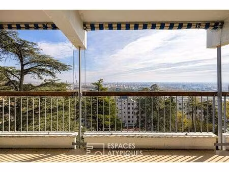 appartement rénové avec terrasse et vue sur lyon et la chaîne des alpes