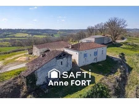 ferme en pierre à rénover d'environ 132 m2 avec trois dépendances et terrain de 2500 m2
