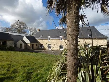 a 10 mns de la gare tgv de lamballe  maison 9 pièces de 270 m2 sur un terrain de 5 560m2