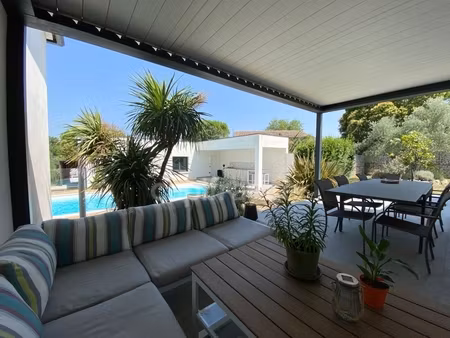 proche de nîmes  maison à vendre 4 pièces de 115 m2  double garage  carport  piscine