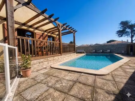 maison familiale à lattes avec studio indépendant et piscine