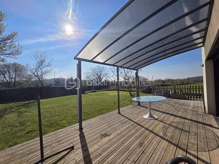 maison moderne avec deux terrasses et piscine : vente exclusive !