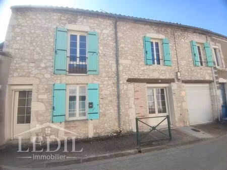 maison de village spacieuse avec garage et cour à pied des commodités