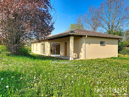 a vendre maison de plain-pied avec garage et jardin au centre de castéra-verduzan